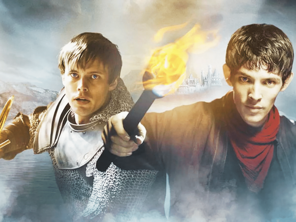 Comment la série "Merlin" a-t-elle été reçue par la critique et le public ?