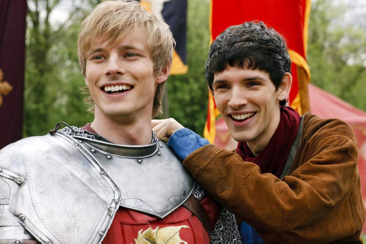 Comment l'amitié entre Merlin et Arthur est-elle dépeinte dans la série ?