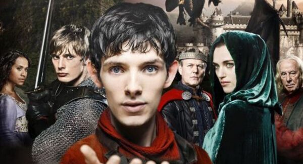 Comment la série « Merlin » a-t-elle été reçue par la critique et le public ?