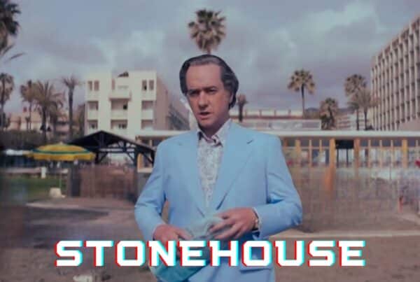 Stonehouse : découvrez cette série incroyable d’un trio de député, amant, espion, jonglant entre la farce et la mélancolie
